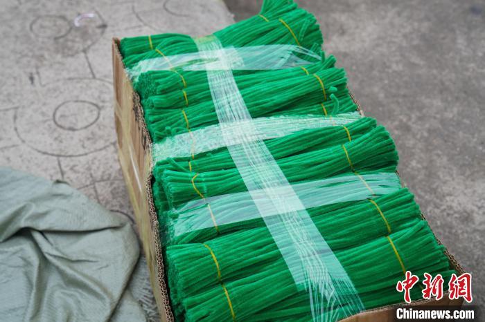 越南边民购买大量圣诞节装饰品回国。